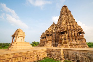 Hindistan Cumhuriyeti alan bazında dünyanın en büyük yedinci ülkesi ve nüfusu bir milyarı aşan nüfusuyla Çin 'den sonra ikinci sırada yer almasına rağmen, doğum oranı çok daha yüksek olmasına rağmen on yıldan kısa bir süre içinde kutup konumuna ulaşma olasılığı yüksek.