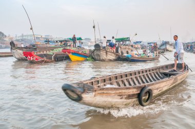 Yüzen pazar, malların teknelerden satıldığı bir pazardır. Vietnam 'ın güneyindeki Mekong Delta' da su taşımacılığının gündelik hayatta önemli bir rol oynadığı yer ve zamanlardan gelmektedir.