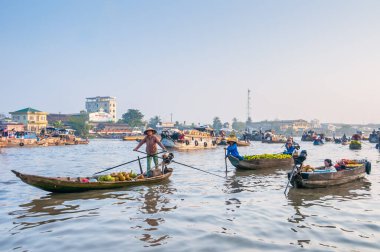 Yüzen pazar, malların teknelerden satıldığı bir pazardır. Vietnam 'ın güneyindeki Mekong Delta' da su taşımacılığının gündelik hayatta önemli bir rol oynadığı yer ve zamanlardan gelmektedir.