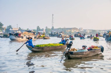 Yüzen pazar, malların teknelerden satıldığı bir pazardır. Vietnam 'ın güneyindeki Mekong Delta' da su taşımacılığının gündelik hayatta önemli bir rol oynadığı yer ve zamanlardan gelmektedir.