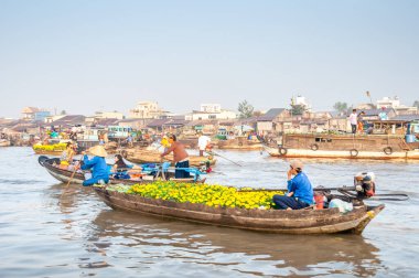 Yüzen pazar, malların teknelerden satıldığı bir pazardır. Vietnam 'ın güneyindeki Mekong Delta' da su taşımacılığının gündelik hayatta önemli bir rol oynadığı yer ve zamanlardan gelmektedir.