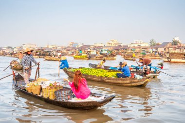 Yüzen pazar, malların teknelerden satıldığı bir pazardır. Vietnam 'ın güneyindeki Mekong Delta' da su taşımacılığının gündelik hayatta önemli bir rol oynadığı yer ve zamanlardan gelmektedir.
