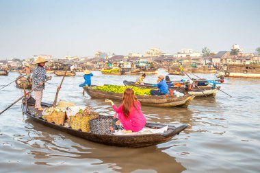 Yüzen pazar, malların teknelerden satıldığı bir pazardır. Vietnam 'ın güneyindeki Mekong Delta' da su taşımacılığının gündelik hayatta önemli bir rol oynadığı yer ve zamanlardan gelmektedir.