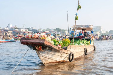 Yüzen pazar, malların teknelerden satıldığı bir pazardır. Vietnam 'ın güneyindeki Mekong Delta' da su taşımacılığının gündelik hayatta önemli bir rol oynadığı yer ve zamanlardan gelmektedir.