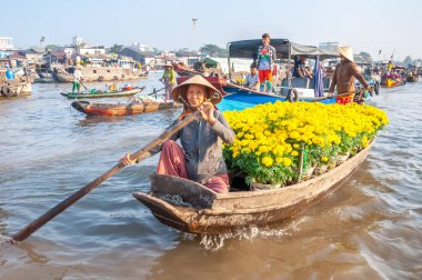 Yüzen pazar, malların teknelerden satıldığı bir pazardır. Vietnam 'ın güneyindeki Mekong Delta' da su taşımacılığının gündelik hayatta önemli bir rol oynadığı yer ve zamanlardan gelmektedir.