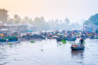 Yüzen pazar, malların teknelerden satıldığı bir pazardır. Vietnam 'ın güneyindeki Mekong Delta' da su taşımacılığının gündelik hayatta önemli bir rol oynadığı yer ve zamanlardan gelmektedir.