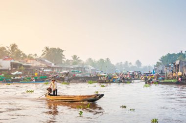 Yüzen pazar, malların teknelerden satıldığı bir pazardır. Vietnam 'ın güneyindeki Mekong Delta' da su taşımacılığının gündelik hayatta önemli bir rol oynadığı yer ve zamanlardan gelmektedir.