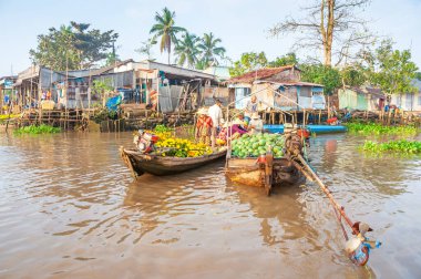 Yüzen pazar, malların teknelerden satıldığı bir pazardır. Vietnam 'ın güneyindeki Mekong Delta' da su taşımacılığının gündelik hayatta önemli bir rol oynadığı yer ve zamanlardan gelmektedir.