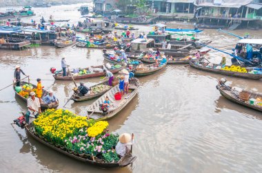 Yüzen pazar, malların teknelerden satıldığı bir pazardır. Vietnam 'ın güneyindeki Mekong Delta' da su taşımacılığının gündelik hayatta önemli bir rol oynadığı yer ve zamanlardan gelmektedir.