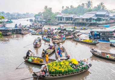 Yüzen pazar, malların teknelerden satıldığı bir pazardır. Vietnam 'ın güneyindeki Mekong Delta' da su taşımacılığının gündelik hayatta önemli bir rol oynadığı yer ve zamanlardan gelmektedir.