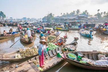 Yüzen pazar, malların teknelerden satıldığı bir pazardır. Vietnam 'ın güneyindeki Mekong Delta' da su taşımacılığının gündelik hayatta önemli bir rol oynadığı yer ve zamanlardan gelmektedir.