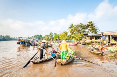 Yüzen pazar, malların teknelerden satıldığı bir pazardır. Vietnam 'ın güneyindeki Mekong Delta' da su taşımacılığının gündelik hayatta önemli bir rol oynadığı yer ve zamanlardan gelmektedir.