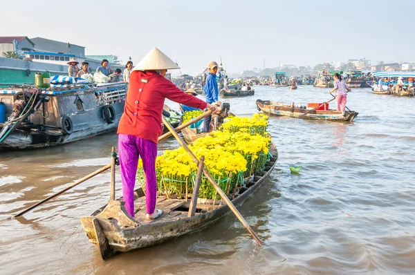 浮动市场是一个从船上销售货物的市场 原产于水运在越南南部湄公河三角洲地区日常生活中发挥重要作用的时间和地点 — 图库照片