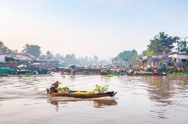 시장이란 배에서 상품을 시장을 말한다 베트남 남부의 메콩삼각주에서 생활에서 역할을 — 스톡 사진