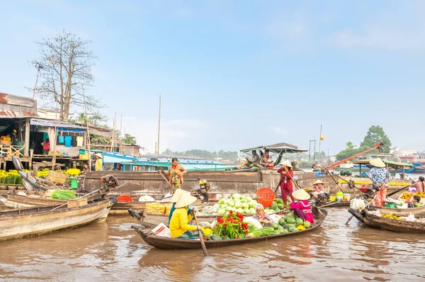 浮动市场是一个从船上销售货物的市场 原产于水运在越南南部湄公河三角洲地区日常生活中发挥重要作用的时间和地点 — 图库照片