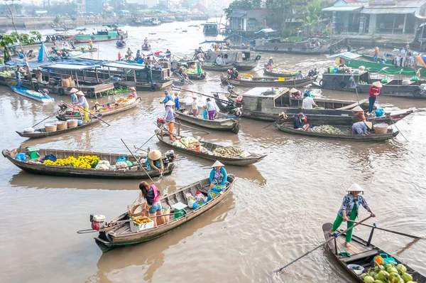 フローティングマーケットとは 船から商品を販売する市場です ベトナム南部のメコンデルタで水の輸送が日常生活の中で重要な役割を果たした時代と場所に起源 — ストック写真