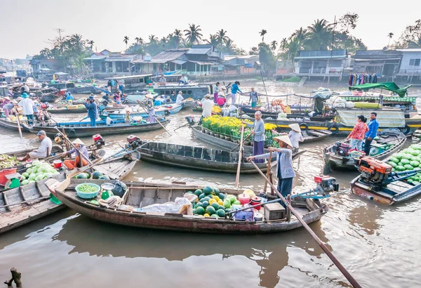 浮动市场是一个从船上销售货物的市场 原产于水运在越南南部湄公河三角洲地区日常生活中发挥重要作用的时间和地点 — 图库照片