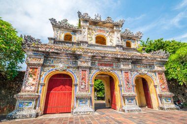 Ulusun eski başkenti olarak, Hue birçok tarihi güzellikle övünme yeteneğine sahiptir. Hue Kalesi bir dünya mirası alanıdır ve ziyaretçilerin şehir gezileri sırasında keşfetmeleri için harika bir yer sağlar.