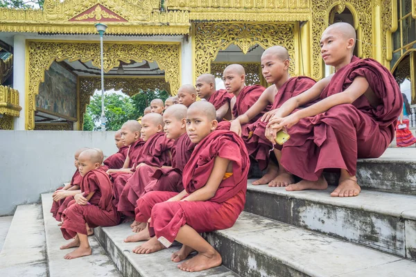 Myanmar, resmî adıyla Myanmar Cumhuriyeti, Güneydoğu Asya 'da yer alan bir ülkedir. Güneydoğu Asya 'nın en büyük ülkesidir ve 2017 itibarıyla 54 milyon nüfusa sahiptir.