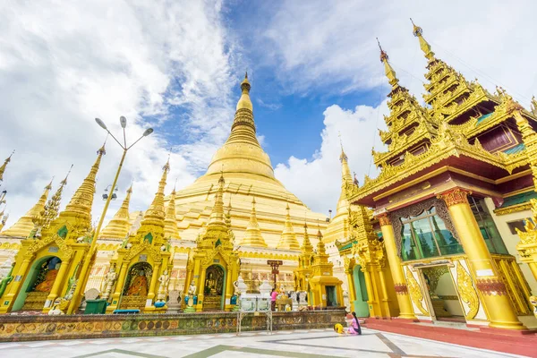 Myanmar, resmî adıyla Myanmar Cumhuriyeti, Güneydoğu Asya 'da yer alan bir ülkedir. Güneydoğu Asya 'nın en büyük ülkesidir ve 2017 itibarıyla 54 milyon nüfusa sahiptir.