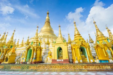 Myanmar, resmî adıyla Myanmar Cumhuriyeti, Güneydoğu Asya 'da yer alan bir ülkedir. Güneydoğu Asya 'nın en büyük ülkesidir ve 2017 itibarıyla 54 milyon nüfusa sahiptir.