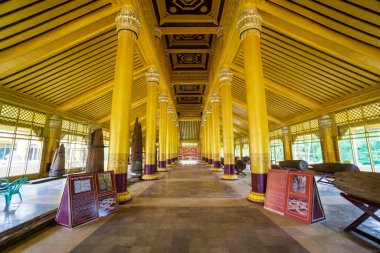 Myanmar, resmî adıyla Myanmar Cumhuriyeti, Güneydoğu Asya 'da yer alan bir ülkedir. Güneydoğu Asya 'nın en büyük ülkesidir ve 2017 itibarıyla 54 milyon nüfusa sahiptir.