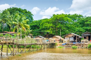 Myanmar, resmî adıyla Myanmar Cumhuriyeti, Güneydoğu Asya 'da yer alan bir ülkedir. Güneydoğu Asya 'nın en büyük ülkesidir ve 2017 itibarıyla 54 milyon nüfusa sahiptir.