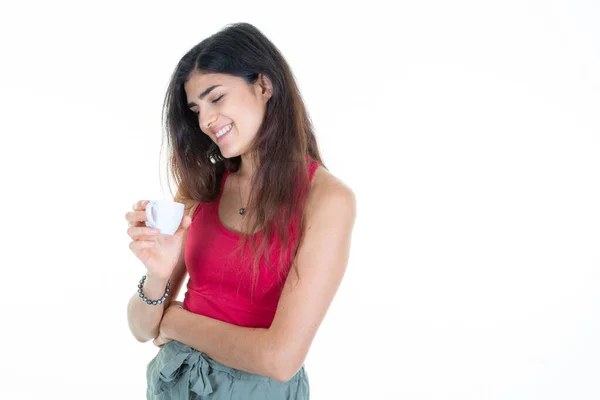 Hermosa Mujer Joven Con Taza Café Sentado Buscando Taza — Foto de Stock