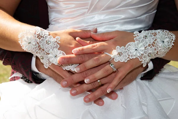 Jegygyűrűk Menyasszony Vőlegény Ujjak Kéz Házasság Fehér Ruha Háttér Alatt — Stock Fotó