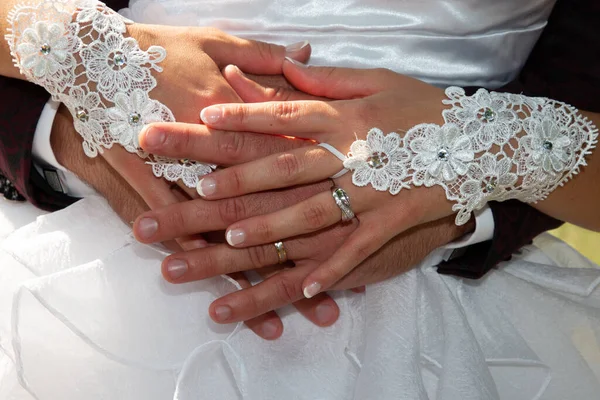 Jegygyűrűk Ujjak Menyasszony Vőlegény Kezét Házasság Fehér Ruha Háttér — Stock Fotó