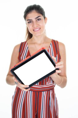 İş kadını elinde boş beyaz ekranlı tablet bilgisayar tutuyor.