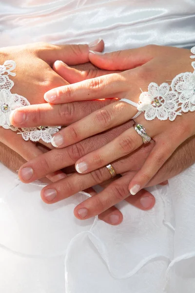 Wedding Rings Fingers Bride Groom Hands White Dress Background — Stock Photo, Image