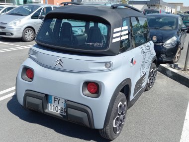 Bordeaux, Aquitaine France - 09: 30 2021: Citroen Ami Fransız ev elektrikli araba Fransa bayiliğinde küçük bir küp tekerlekli araba