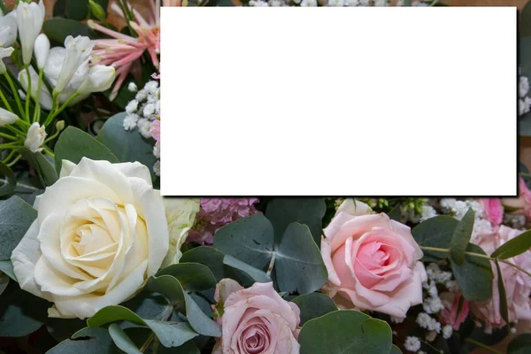 ดอกก หลาบปาสเทลแต งงานแบบจ าลอง ดอกก หลาบด วยกระดาษขาว างส าหร อความแต — ภาพถ่ายสต็อก