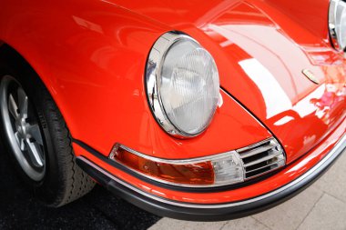 Bordeaux, Aquitaine France - 09 30 2021: Porsche 911 klasik spor klasik araba ikonik ön far kırmızı turuncu yarış aracı