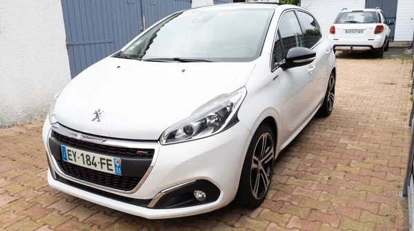 Burdeos Aquitania Francia 2021 Peugeot 208 Coche Francés Blanco Line — Foto de Stock