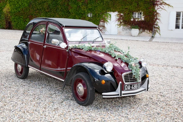 ボルドー アキテーヌフランス 2021年9月 シトロエン2Cvの結婚式の日レトロなヴィンテージフランスの歴史的な車の古代 — ストック写真