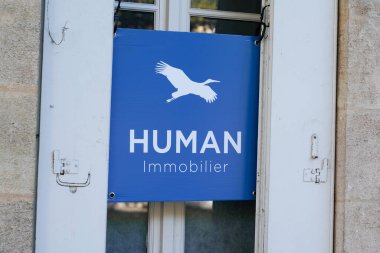 Bordeaux, Aquitaine France - 09: 30 2021: İnsan hareketsiz hale getirici fransız amblemi emlak mağazası broker ofis dükkânı