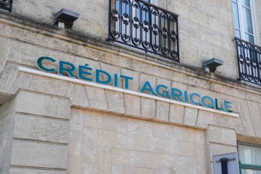 Bordeaux, Aquitaine France - 09: 30 2021: ca Credit Agricole banka tabelası logosu ve banka acentesinin ön cephesi