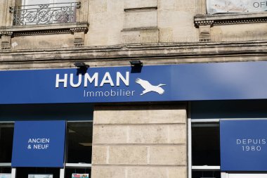 Bordeaux, Aquitaine France - 09 30 2021: İnsan hareketsiz hale getirici mavi kuş logosu imzaladı ve emlak acentesi broker ofis şirketinin önünde metin imzaladı