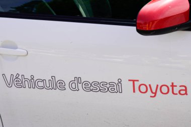 Bordeaux, Aquitaine France - 09: 30 2021: Toyota logo markası ve müşteri için metin işareti japan arabası.