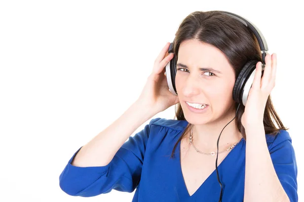 Nastolatka Kobieta Słuchawkami Głowie Patrząc Aparat Zła Muzyka Izolowana Białym — Zdjęcie stockowe