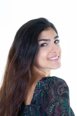 Beyaz arka plandaki portrenin arkasındaki genç, dikiz aynalı kadın.