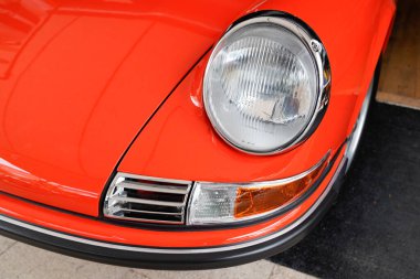Bordeaux, Aquitaine France - 09 30 2021: Porsche 911 kırmızı far klasik spor araba