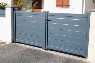 portal gri tasarım metal alüminyum kapı grisi modern ev