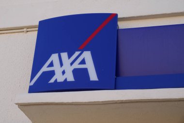 Bordeaux, Aquitaine France - 10 15 2021: axa logosu ve imzası Fransız banka ajansı ve sigorta şirketinin önünde.