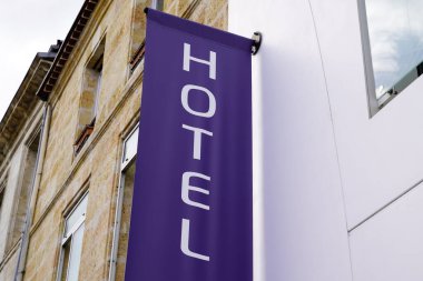 Fransız turizm şehrinde duvar binası cephesinde mavi bayrak.