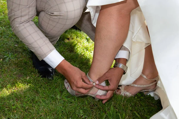 Man Bruidegom Schoeisel Het Aantrekken Van Vrouw Bruid Huwelijk Schoenen — Stockfoto