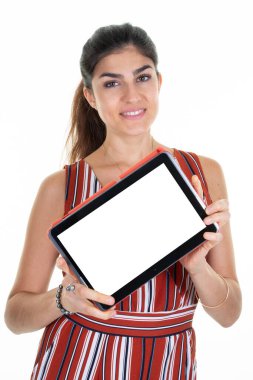 iş kadını elinde tablet bilgisayarı olan boş beyaz model ekran