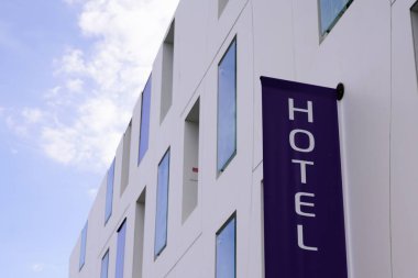 Otel mavi bayrak, turizm şehrinde modern bina cephesi üzerine yazı imzaladı.